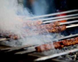 هيئة المطاعم تكشف سبب أزمة الفحم في غزة وموعد انتهائها