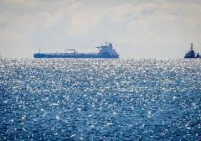 انخفاض الملاحة في مضيق هرمز بنسبة 95% وصعود "أسطول الظل"