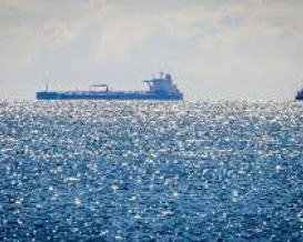 انخفاض الملاحة في مضيق هرمز بنسبة 95% وصعود "أسطول الظل"