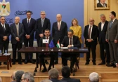 جانب من توقيع الاتفاقية