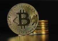 بيتكوين تتراجع وتقترب من 72 ألف دولار
