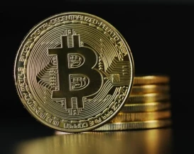بيتكوين تتراجع وتقترب من 72 ألف دولار